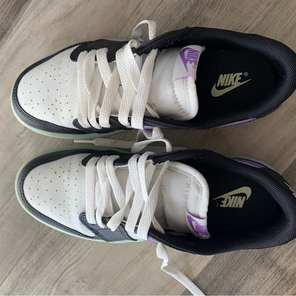 Nike Black and White Sneakers with Purple Accents - Picture 4 of 4